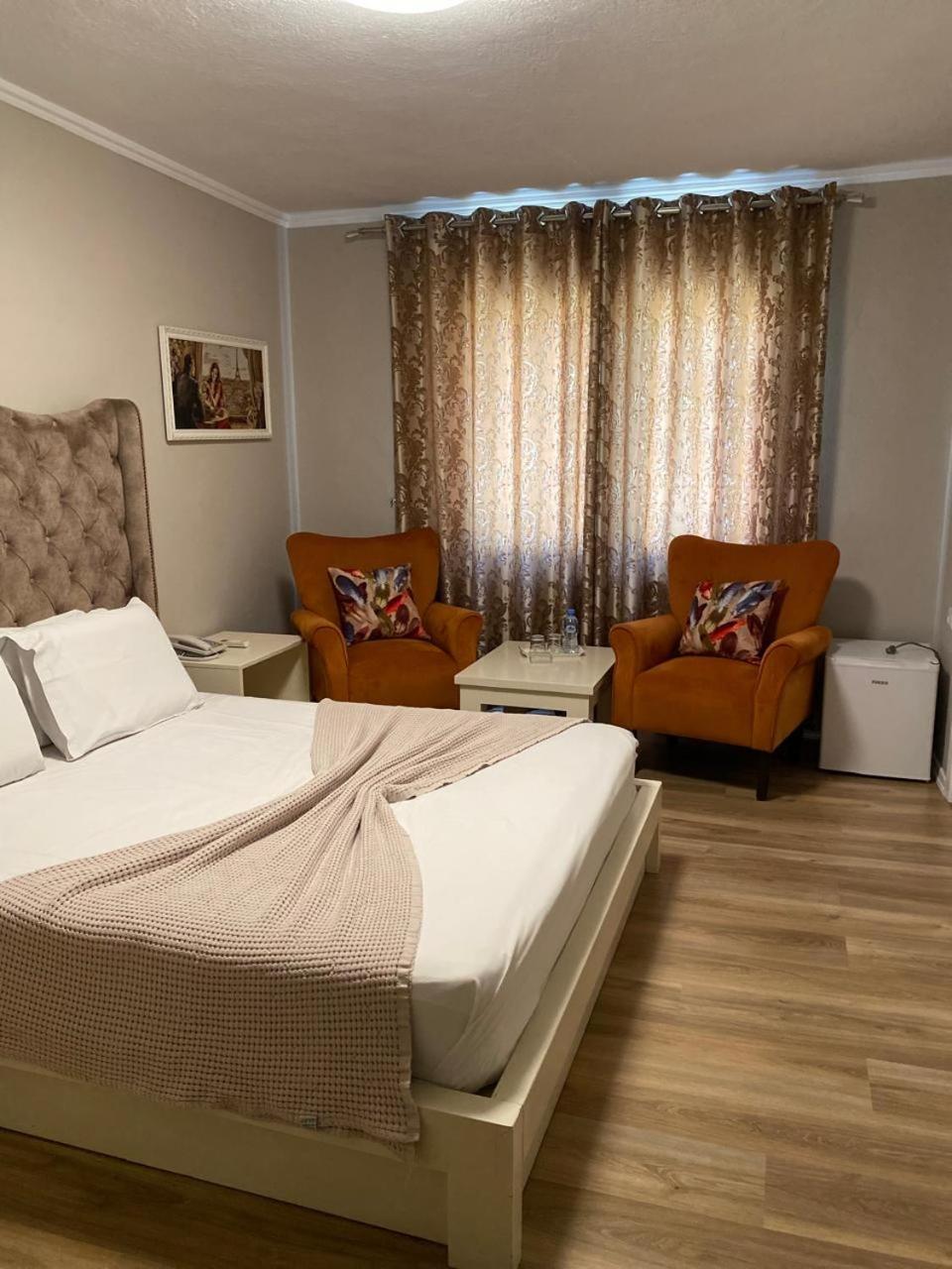 Vila Park Hotel 1 Tirana Exterior photo