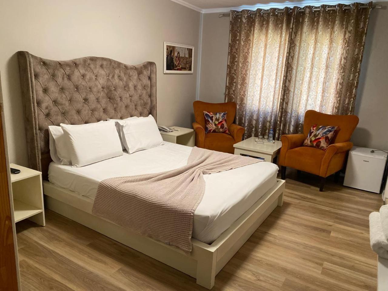 Vila Park Hotel 1 Tirana Exterior photo